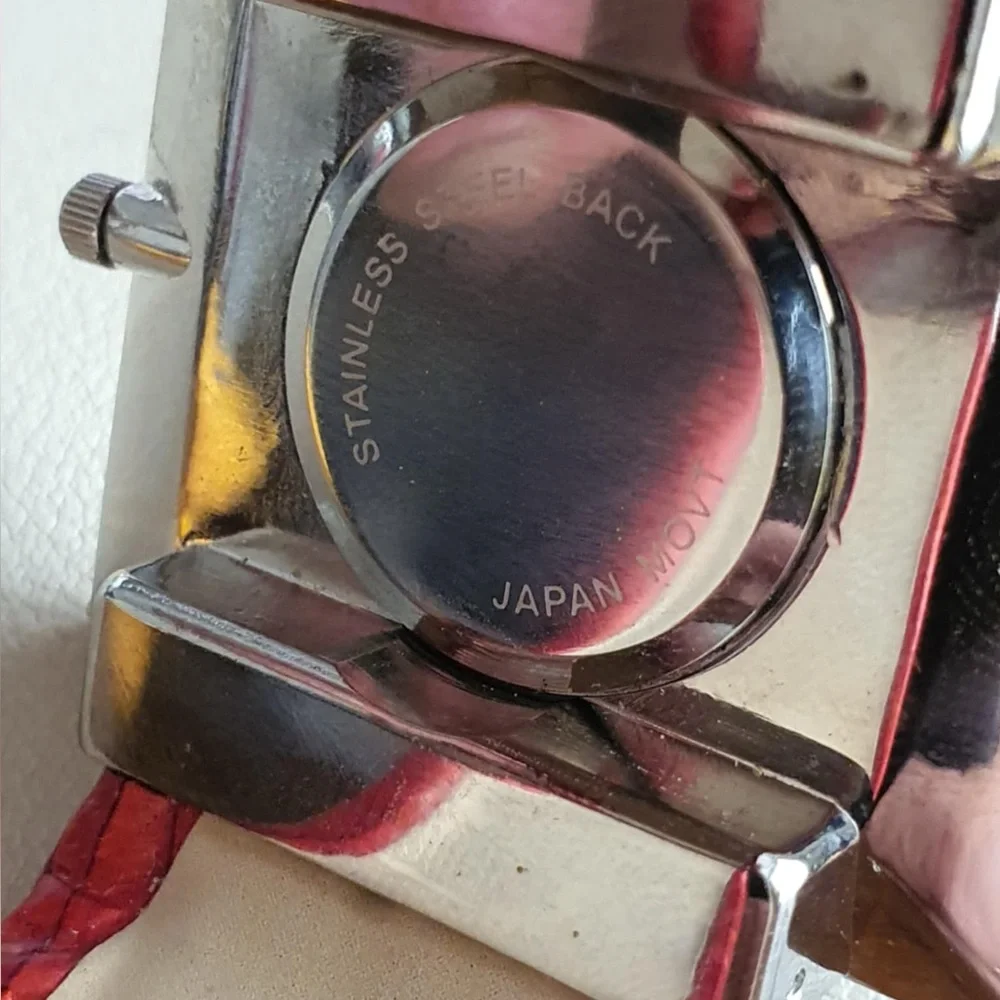 🦋10/$20🦋 Chico's Silver/Red Women's Cuff Watch - Picture 4 of 4